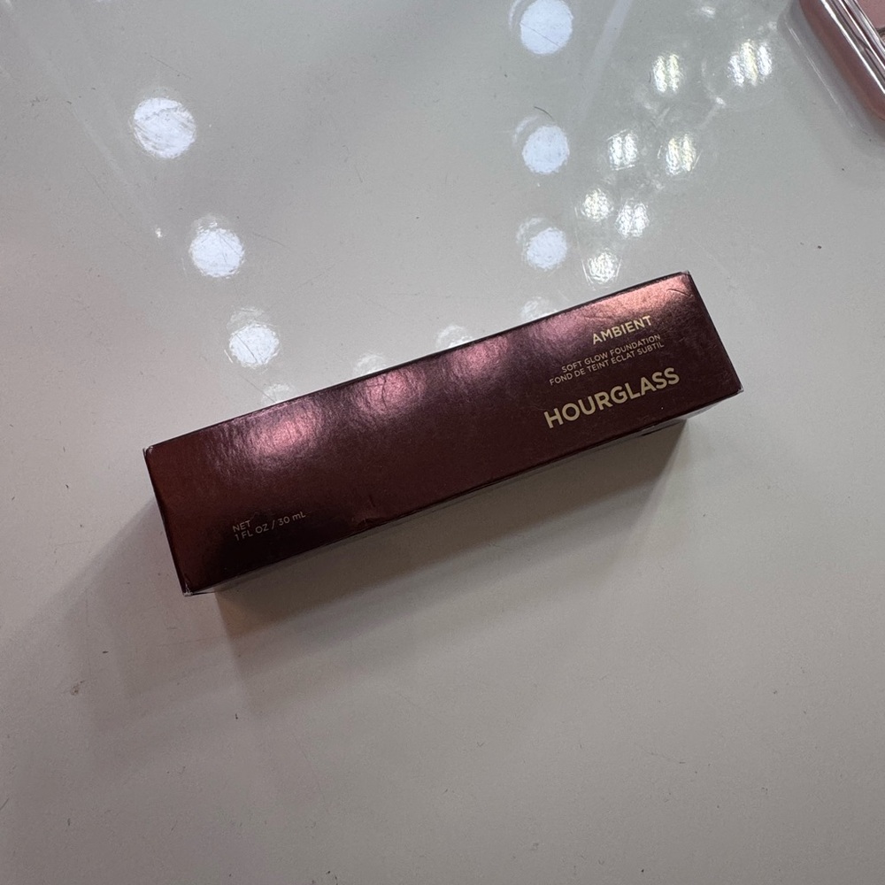 Hourglass Ambient Soft Glow Foundation - Picture 3 of 5